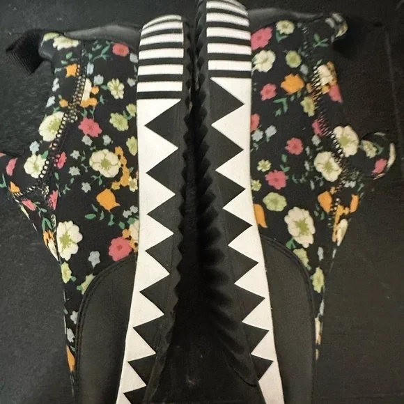 Authentic Tory Burch Black and Floral Women’s Sneakers Size 7 EUC - Picture 6 of 7